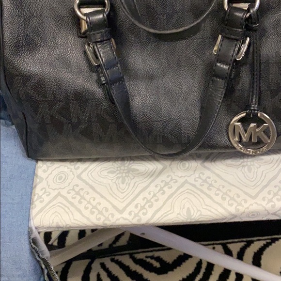 Handbag - Picture 3 of 10